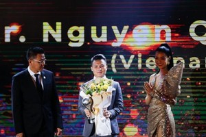 Vietnamese midfielder Nguyen Quang Hai named men's AFF Player of the Year at the award ceremony in Hanoi (Photo: VNA)