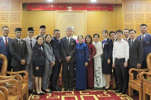 City leaders pose with delegates of SSEAYP2019 (Photo:hcmcpv)