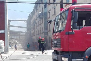 Firefighters work to extinguish a fire in Can Tho (Illustrative photo:SGGP)