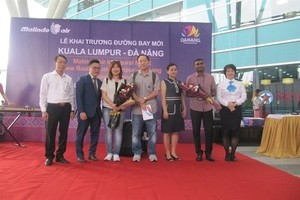 The first visitors on the new direct air route from Kuala Lumpur receive a warm welcome at Da Nang International Airport (Photo: VNA)