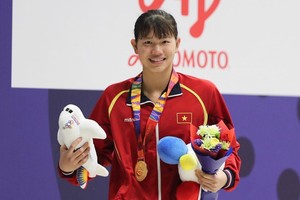 Swimmer Anh Vien receives gold medal in the women’s 200m freestyle final. (Photo: DUNG PHUONG)