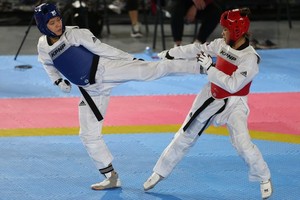  Bac Thi Khiem knocks out Philippines athlete Delo Laila to win gold medal. (Photo: DUNG PHUONG)