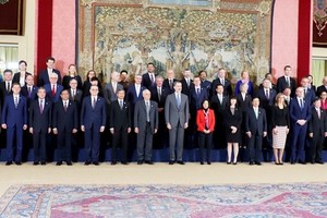 Heads of delegations at the 14th ASEM Foreign Ministers’ Meeting pose for a photo (Photo: VNA)