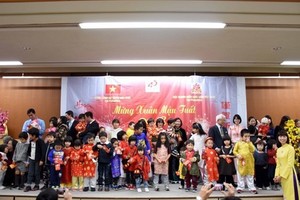 Lucky money given to Vietnamese children in Fukuoka on the occasion of Lunar New Year 2018 (Photo: VNA)