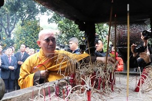 At the incense offering ceremony (Photo: VNA)