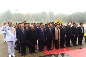 Leaders spend one minute to commemorate President Ho Chi Minh 