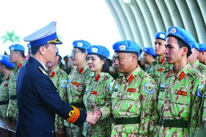 Deputy Chief of the General Staff of the Vietnam People’s Army and Rear Admiral Nguyen Trong Binh shakes hand with staff members of Vietnam's Level-2 Field Hospital No2  who are sent to South Sudan for the UN Peacekeeping  Mission . 
