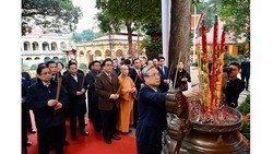 Party, State officials offer incense at Thang Long Royal Citadel