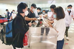 All passengers are required to carry out mandatory medical declarations at Tan Son Nhat International Airport. (Photo: Thanh Son)