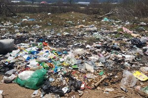 Cam Ly airport is full of trash. (Photo: Doan Kien)