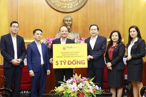 Representative of T&T Group contributes VND 5 billion for the prevention of Covid-19 epidemic