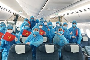 Crew members in the flight before departure (photo:VNA)