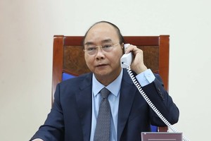 Prime Minister Nguyen Xuan Phuc has phone talks with his Russian counterpart Mikhail Mishustin on April 21 (Photo: VNA)