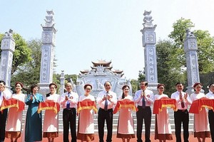 PM Nguyen Xuan Phuc (sixth from right) cuts the ribbon to inaugurate a temple dedicated to the ancestors of President Ho Chi Minh in Kim Lien commune, Nam Dan district, the central province of Nghe An. (Photo: VPG)
