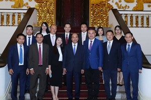Prime Minister Nguyen Xuan Phuc (front, center) and leaders of some Chinese businesses at their meeting on June 12 (Photo: VNA)