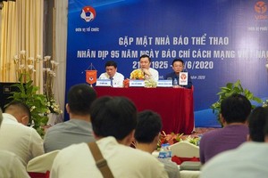 Leaders of the Vietnam Football Federation and Vietnam Professional Football Joint Stock Company meet sport reporters