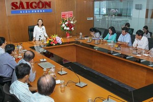A meeting between a delegartion of HCMC leaders and officials, reporters of Sai Gon Giai Phong Newspaper on the occasion of the 95th anniversary of the Vietnam Revolutionary Press Day (Photo: Hoang Hung)