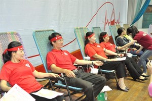 More than 1,000 people donate blood at the Hanh Trinh Do campaign in the Central Highlands province of Gia Lai on June 27. (Photo:VNA)