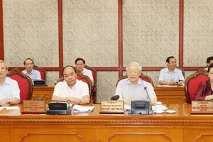 Party General Secretary and State President Nguyen Phu Trong (centre) speaks at the meeting. (Photo: VNA)
