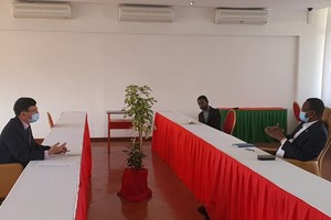 At the working session (Photo: VNA)