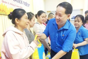 Representative of the HCMC Department of Labor, War Invalids and Social Affairs gifts eligible citizens of  Covid-19 financial assistance 