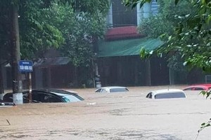 Flood water submerges cars (Photo: Quang Phuc)