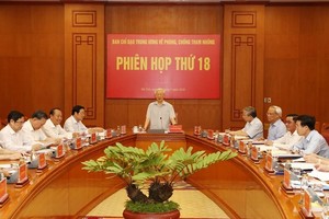 Party General Secretary and State President Nguyen Phu Trong (standing) chairs the 18th session of the Central Steering Committee for Anti-Corruption in Hanoi on July 25 (Photo: VNA)