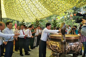 Delegates offer incense at inauguration ceremony of improvement and upgrading work of the South Vietnam's Propaganda and Training Commission's Monument