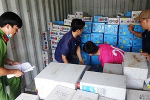 The police officers seizes a huge amount of used accumulators 