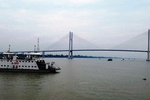 After many years of carrying means of transport and passengers across Tien River connecting Cao Lanh city and Lap Vo district, Cao Lanh ferry is shut down its operation from mid-night of August 24  