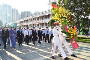 Members of the congress offer flowers and incenses in front of President Ho Chi Minh’s Monument 
