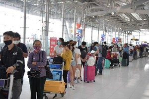 Citizens wait for boarding (Photo: VNA)
