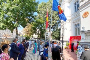 An overview of the opening ceremony of the exhibition (Photo: VNA)