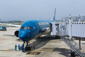 The first commercial flight VN417 of Vietnam Airlines on Seoul (South Korea)- Hanoi route has just landed in the Noi Bai International Airport 