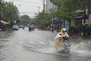 Prolonged torrential downpour results in serious damage in Ca Mau Province 
