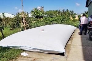 People in Ben Tre province use large- sized plastic bags to store fresh water