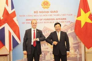 Vietnamese Deputy Prime Minister and Foreign Minister Pham Binh Minh (R) and UK Secretary of State for Foreign, Commonwealth and Development Affairs and First Secretary of State Dominic Raab in Hanoi on September 30 (Photo: VNA)