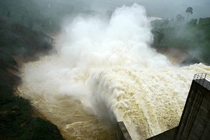 Hydropower plant in the upstream Vu Gia River urgently discharges floodwater.