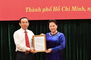 National Assembly Chairwoman Nguyen Thi Kim Ngan (R) presents the Politburo's decision to Nguyen Van Nen on October 11 (Photo: SGGP)