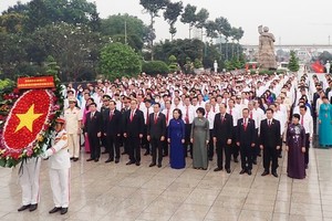 Delegates of City Party Congress commemorate President Ho Chi Minh, martyrs 