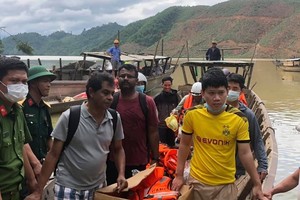 Victims are rescued from Rao Trang 4 hydropower plant