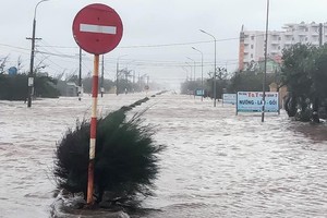 Typhoon Nangka brings sea water to Thinh Long Town in Nam Dinh Province