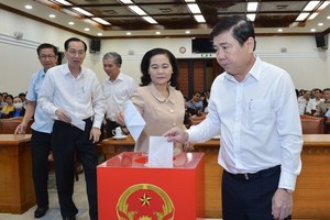 Chairman of the Municipal People’s Committee Nguyen Thanh Phong, Chairwoman of People’s Council Nguyen Thi Le and other leaders attend in the fundraising ceremony. (Photo: Viet Dung)