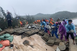 Ha Tinh Province’s 40-meter sea dyke section breached