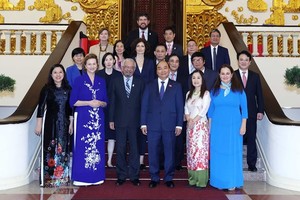 Prime Minister Nguyen Xuan Phuc (front, third, right), UN Resident Coordinator Kamal Malhotra (front, third, left) and other UN and Vietnamese officials at the meeting on October 21 (Photo: VNA)