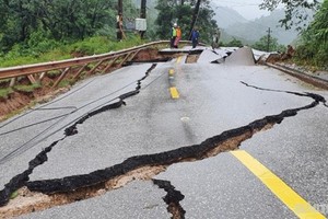 Railway, road sectors damaged hundred billion dong due to floods