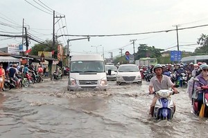 Torrential rain causes flooding in Ho Chi Minh City