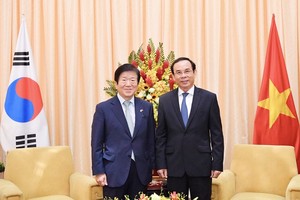 Secretary of the Party Central Committee, Secretary of Ho Chi Minh City Party Committee Nguyen Van Nen (R) and Speaker of the National Assembly of the Republic of Korea (RoK) Park Byeong-Seug (Photo:Viet Dung)