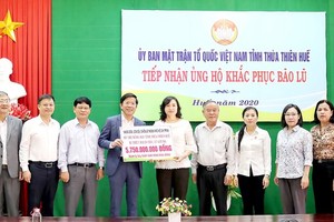 Deputy Chairwoman of the Municipal People’s Council Phan Thi Thang hands over more than VND5.7 billion (US$ 245,643) to people affected by recent floods and storms in Thua Thien- Hue Province