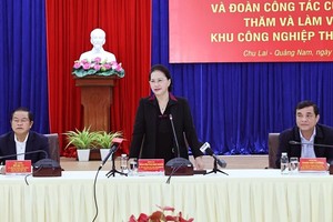 Chairwoman of the National Assembly Nguyen Thi Kim Ngan (standing) speaks at a working session with Quang Nam authorities (Photo: VNA)